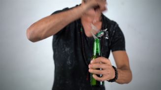 Drei coole Wege, eine Bierflasche zu öffnen