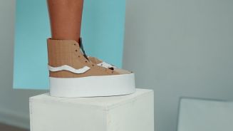 Schuhe aus Pappe: Fotos mit einer besonderen Message