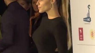 Oh là là: Sophia Thomalla zeigt Bauarbeiter-Dekolleté